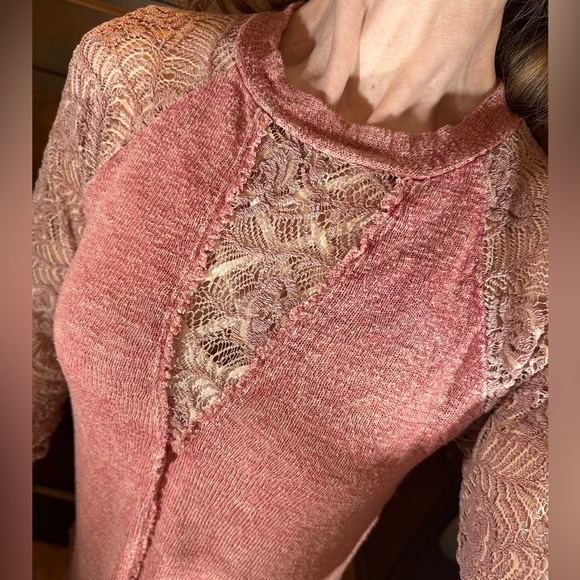 GIMMICKS BY BKE, BUCKLE Jeans Pink Mauve Washed Knit Lace Long Sleeve Top Sz XS - Picture 2 of 16